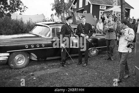 Karlskoga, August 1963, Schweden. 30 - 40.000 junge Menschen, darunter einige Rager, nehmen Karlskoga, um sich das Kanonenrennen (Autorennen) anzusehen. Die Polizei trifft sich stark, um in der Stadt Ruhe zu bewahren. Hier vom Campingplatz aus, wo die Jugendlichen in einem Zelt lebten. Die Polizei ist dabei, die geringsten Unruhen zu vermelden. Foto: Ivar Aaserud / Aktuell / NTB Stockfoto