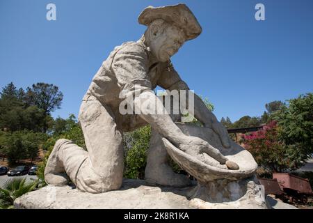 Auburn, California, USA - 17. Juli 2021: Morgenlicht leuchtet auf einer Statue, die den Goldgräbern von 1849 gewidmet ist. Stockfoto