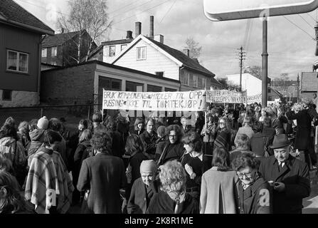 Oslo 24. April 1975. Die Bewohner von Rodeløkka in Oslo demonstrieren für die Erhaltung des Gebiets und bestärkten den Kampf für den Abriss des alten wohnungsrates. Der Demonstrationszug fuhr von Rodeløkka zum Rathaus in Oslo. Hier bewegen sich die Demonstranten auf der Langgata-Rodeløkka nach unten. Foto: NTB / NTB Stockfoto