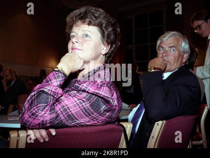 Oslo 19890911. Storting Elections 1989. Die Wahl der Labour Party im Volkshaus. Premierminister und Parteivorsitzender Gro Harlem Brundtland und stellvertretender Vorsitzender Thorbjørn Berntsen folgen dem Fernsehtransfer aus der Stimmenauszählung. NTB Stock Photo Knut Out / NTB Stockfoto