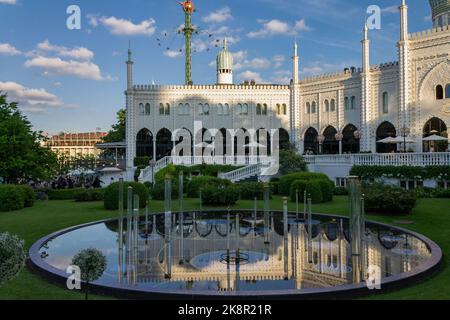 Der Blick auf einen Teich und den maurischen Palast im Tivoli Park. Kopenhagen, Dänemark. Stockfoto