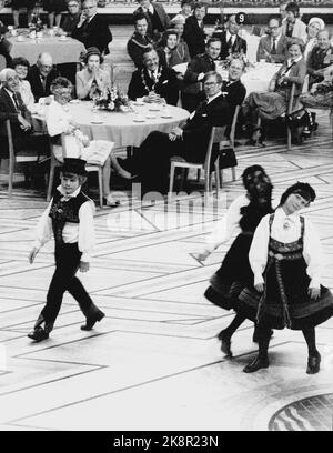 Oslo 19810506. Königin Elizabeth in Norwegen mit ihrem Mann Prinz Philip. Hier vom Mittagessen der Stadt Oslo im Rathaus. Prinzessin Märtha Louise T.H. War in dem Stück, das während des Mittagessens der Stadt Oslo im Rathaus unterhielt. Um den Tisch herum ist unter anderem im Hintergrund zu sehen. Storting-Präsident Gutturm Hansen, Premierminister Gro Harlem Brundtland, König Olav, Königin Elizabeth, Bürgermeister Albert Nordengen, Prinz Philip und Arne Olav Brundtland. Foto: Erik Thorberg / NTB / NTB Stockfoto