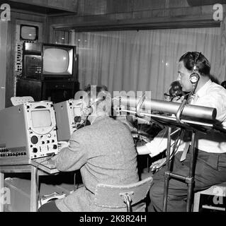 Oslo 19580413 die erste Woche regelmäßiger Testsendungen im Fernsehen von NRK beginnt. Das beliebte Fragenprogramm „Forward for the family“ wechselte vom Radio zum Fernsehen. Hier aus dem Kontrollraum während der Aufzeichnung. Fernseher und Monitore. Foto: Stage / NTB / NTB Stockfoto