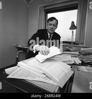 Oslo Januar 1964 - politische Fernsehdebatte im Central Theatre in Oslo. „Wo steht der Kommunismus?“ Programmleiter Kjell Arnljot WIG bereitet sich vor dem Senden auf sein Büro vor. Großes Papier. Foto: Aage Storløkken / Aktuell / NTB Stockfoto