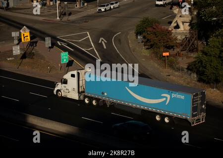 Auburn, Kalifornien, USA - 17. Juli 2021: Ein Amazon Prime Sattelschlepper transportiert die Fracht auf der Interstate 80 durch Auburn. Stockfoto