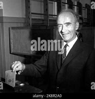 Kommunalwahlen in Oslo 19710920 1971. Premierminister Trygve Bratteli stimmt ab. Foto: NTB / NTB Stockfoto