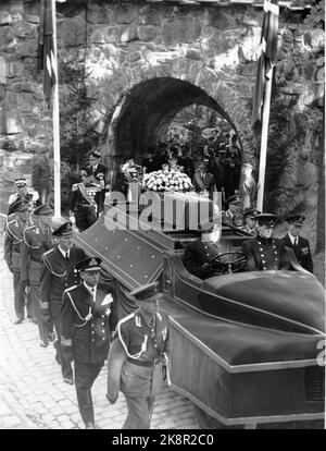 Oslo 19571001 Beerdigung von König Haakon. Der Sarg kommt an der Festung Akershus an. Hinter dem Sarg König Olav (TV). Foto: Current / NTB Stockfoto