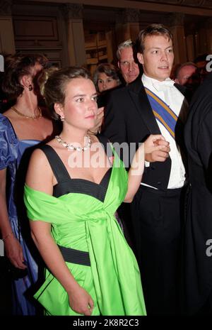 Oslo 199308: Königliche Silberhochzeit. Das norwegische Königspaar, Königin Sonja und König Harald, feiern ihre Silberhochzeit mit einem Galadiner und tanzen im Schloss. Bild: Polonaisen. „Der kleine“ Ragnhild Lorentzen und Prinz Constantijn von den Niederlanden. Foto: Bjørn Sigurdsøn Stockfoto