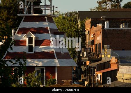 Auburn, California, USA - 17. Juli 2021: Das Licht des Sonnenuntergangs leuchtet auf historischen Gebäuden in der Innenstadt von Auburn. Stockfoto