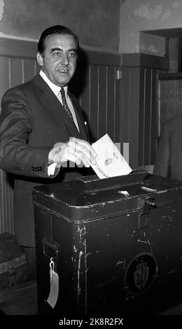 Kommunalwahlen in Oslo 19710920 1971. Albert Nordengen stimmt. Foto: NTB / NTB Stockfoto