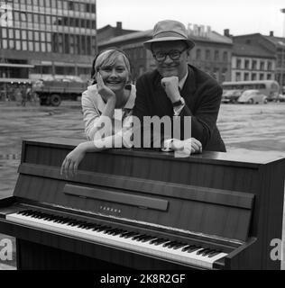 Oslo 196606. Povel Ramel und Monica Zetterlund sind mit der Knäppuprevue in Oslo. Hier sind sie an einem Klavier mitten in Youngstorget. Photo Aage Storløkken / Aktuell / NTB Stockfoto