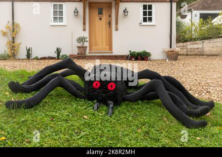 Herbstfest in Upton Grey, der Kerl fawkes Wettbewerbsfiguren rund um das Dorf, Hampshire, England, Großbritannien. Eine gruselige Riesenspinne. Stockfoto