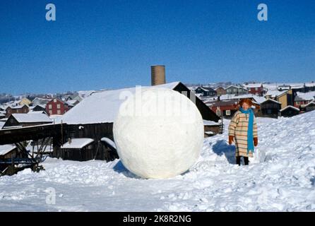 Røros März 1968 Aufnahme des Films über Pippi Langstrumpf aus den Büchern von Mastrid Lindgren. Pippi wird von Inger Nilsson gespielt. Niemand ist stärker als Pippi. Hier wird sie den größten Schneeball der Welt nach den beiden Slab-Taschen werfen, die versuchten, die Tasche mit den Goldmünzen zu stehlen. Foto: Aage Storløkken / Aktuell / NTB Stockfoto