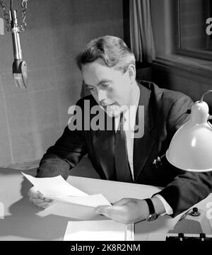 Oslo März 1949 bekannte Stimmen in NRK Radio. Hier Arvid Sveum in Aktion am Mikrofon. Sveum arbeitete in der Nachrichtenabteilung, vor allem mit fremdem Material. Foto: Current / NTB Stockfoto