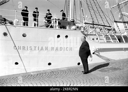 Oslo 19661001. Der Regisseur Alfred Hitchcock (66) über Norwegens Besuch. Alfred Hitchcock ist in Oslo, um eine Pressekonferenz abzuhalten, um einen Sturm über seine jüngsten Mittagessen zu erzeugen. Hier auf einer Fahrt im Hafen von Oslo, um das am Hafen gelegene Schulschiff Christian Radich zu sehen. Foto: Jan Erik Olsen Current / NTB Stockfoto