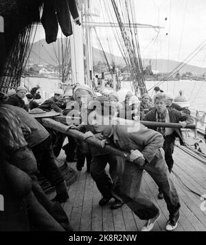 195207. Bergens Schulschiff 'Statsraad Lehmkuhl' die 1700 Tonnen Segelschiff segelt auf See über den Atlantik gegen New York mit 180 ersten Reisegiffen an Bord. Das Segelschiff liegt seit 1948 am Byfjord in Bergen abgeschieden. Es ist das erste Mal, dass ein norwegisches Schulschiff mit nur erstmaligen Jungen auf lange Geschwindigkeit einschiffte. Auf guten alten Segelbooten ist der Anker eingehängt. Mit zwei und drei Männern an jedem Hebel läuft es gut. Stock Photo: Sverre A. Børretzen / Aktuell / NTB Stockfoto