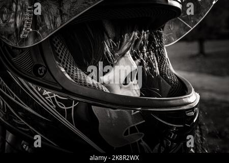 Schwarz-weißes Foto eines Skeletts mit Helm und Schild auf ihrem Kopf Stockfoto