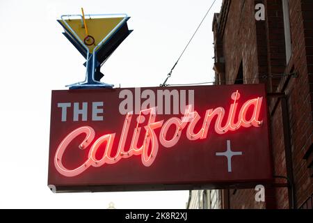 Auburn, California, USA - 17. Juli 2021: Neonlicht leuchtet von der historischen Bar 'The California' in der Innenstadt von Auburn. Stockfoto