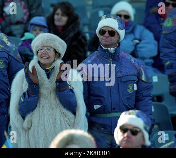 Olympische Winterspiele 19940221 in Lillehammer. Alpine Kombination für Frauen. Das schwedische Königspaar, Königin Silvia und König Carl Gustaf, auf den Tribünen, um Pernilla Wiberg zu Gold anzufeuern. Foto: Pål Hansen / NTB Stockfoto