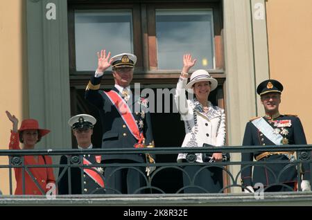 Oslo. Das schwedische Königspaar Königin Silvia und König Carl Gustaf besuchen Norwegen mit dem norwegischen Königspaar Königin Sonja und König Harald. Hier von der Burg. Von V; Königin Sonja, König Carl Gustaf, Königin Silvia und König Harald. Foto; Bjørn Sigurdsøn / NTB Stockfoto