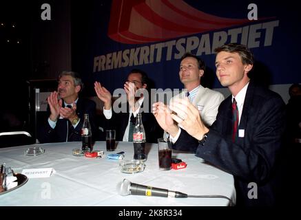 Oslo 19890911: Die Wahlen 1989 werden nicht mehr stattfinden. Von rechts Tor Mikkel Wara, Peter N. Myhre und instruierten Atle Skjervengen während der Wahlbeobachtung im Zusammenhang mit den Parlamentswahlen. Die Progress Party hat bei den Wahlen gute Ergebnisse erzielt. Klappen. Foto: Eli-Ann Nerhagen NTB / NTB Stockfoto