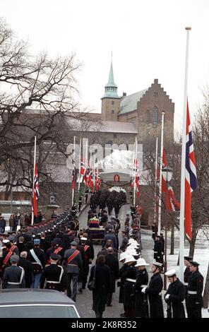 Oslo 19910130. Beerdigung von König Olav V. Von der Prozession mit der Bahre von König Olav, die von einem Militärfahrzeug aus der Osloer Kathedrale gezogen wurde, zur Festung Akershus, wo der König in Sarkofag im Schloss Akershus ruhen wird. Foto: Jon Petrusson NTB / NTB Stockfoto