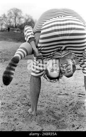 Oslo 19690510: Frogner Park. Junge Frau und Mann tragen einen Badeanzug im Retro-Stil. Diese Badeanzug-Mode stammt aus der Zeit um das Jahr 1920s, wurde aber im Sommer 1969 wieder aufgeflammt. Auszug aus dem aktuellen Text: "Ältere Menschen standen mit Tränen in den Augen, als wir die Badeanzüge vorstellten. Der Verkauf des neuen, alten Badeanzugs ist besonders bei der diesjährigen russischen Holzkohle, die auf die Streifen gesetzt hat, auffällig geworden. Die Anzüge können überall für knapp fünf gekauft werden. ' Foto: Aage Storløkken / Aktuell / NTB Stockfoto