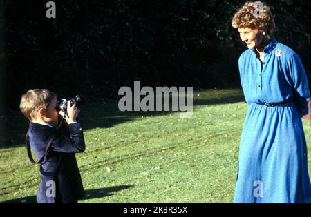 Asker 197909: Die Kronprinzenfamilie in Skaugum, September 1979. Das Kronprinzenpaar und die Kinder, die zu Hause in Skaugum fotografiert wurden. Das Bild: Prinz Haakon Magnus fotografiert seine Mutter, Kronprinzessin Sonja, im Garten von Skaugum. Foto: Bjørn Sigurdsøn / NTB / NTB Stockfoto