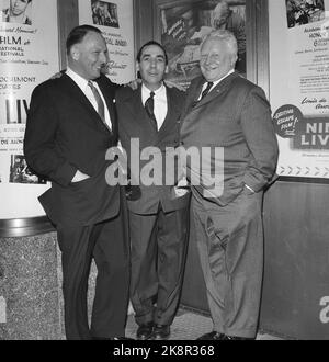 New York USA 19590121 amerikanische Premiere des Films 'Nine Liv' - die Geschichte des Kriegshelden Jan Baalsrud, von 1957, im Guild Theatre in New York. Hier aus V: Norwegens Botschafter Sivert Nielsen, Jan Baalsrud und Bernt Balchen vor dem Theater vor der Premiere. Foto: NTB Stockfoto