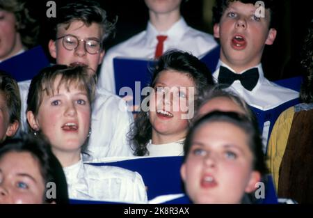 Oslo 19900622: Prinzessin Märtha Louise erhält das Diplom vom Christian Gymnasium (kg) in Oslo. Hier wird sie fotografiert, während sie im Chor singt. Foto: Knut Falch / NTB Stockfoto