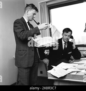 Oslo Januar 1964 - politische Fernsehdebatte im Central Theatre in Oslo. „Wo steht der Kommunismus?“ Programmleiter Kjell Arnljot WIG bereitet sich vor dem Senden auf sein Büro vor. Telefonieren. Foto: Aage Storløkken / Aktuell / NTB Stockfoto