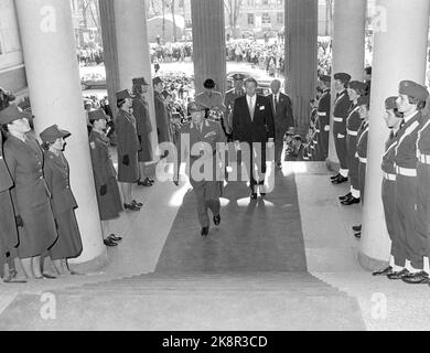 Oslo 19800409. Gedenkhöhlichkeit anlässlich des 40.. Jahrestages der Invasion der Deutschen in Norwegen. König Olav kommt an der Universität Aula an, um an der Erinnerung an die Invasion der Deutschen in Norwegen teilzunehmen. Sowohl weibliche als auch männliche Verteidigungspersonal sind die Wache am Eingang. Im Hintergrund Kronprinzessin Sonja und Kronprinz Harald. Foto: Bjørn Sigurdsøn NTB / NTB Stockfoto