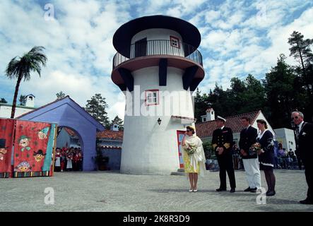 Kristiansand 19910627. - 1991. Juni. Die königliche Familie in Kristiansand. Hier besuchen sie den Zoo, Cardamom City. Aus V: Königin Sonja, König Harald, Kronprinz Haakon und Prinzessin Märtha Louise. Foto: Lise Åserud / NTB Stockfoto