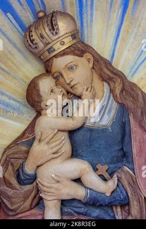 Schöne Statue, die Maria, die Mutter Gottes, mit dem Jesuskind hält Stockfoto