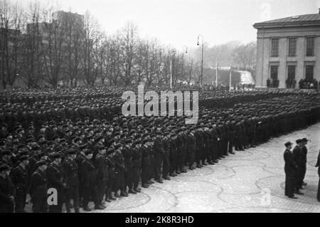 Oslo 19411102. Hird Muster auf dem Universitätsplatz. 3000 Männer schwören auf NS-Führer Vidkun Qusling. Hirden in Oslo. Foto: Johnsen / NTB Stockfoto