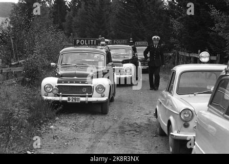 Hadeland 1963. September drei Gefangene sind aus dem Bots-Gefängnis in Oslo geflohen. Hunderte von Polizisten und Militärs mit Maoren, automatischen Waffen und Gewehren jagen in den Hadelands Tracts nach den entflohenen Gefangenen. Polizeiautos parkten entlang der Straße. Der Polizist kommt zu Fuß. Foto: Svein Bakken, Ivar Aaserud, Sverre A. Børretzen, Aage Storløkken / Aktuell / NTB Stockfoto