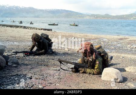 Molde 28. April 1990. Die Verteidigung zeigt seine Kampfkraft während des Besuchs von König Olav in Molde, wo er auch die königliche Birke besuchte, wo er vor fünfzig Jahren bei einem deutschen Luftangriff auf Molde mit seinem Vater, König Haakon 7, stand. Foto: Bjørn Owe Holmberg / NTB / NTB Stockfoto