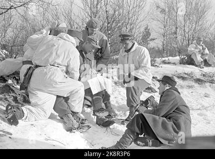 Dovre 1949 'Dovre wird für Feinde freigemacht' die Zentralschule der Heimatgarde in Dombås hat eine Übung für den HV-Kommandanten in Dovre. Das Manöver fand in den Gebieten statt, in denen die deutschen Fallschirmjäger im April 1940 besiegt wurden. Vom letzten 36-stündigen Manöver in den Bergen. Captain Left wendet Befehle an die regulären Offiziere und Lehrer der Schule an. Hinter ihm steht Leutnant Golleksrud, vorne sitzt der berühmte schwedische Fotograf Lennart Nilsson. Foto; Sverre A. Børretzen / Aktuell / NTB Stockfoto