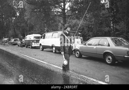 Svinesund 19780924. Große Kontrolle an der Grenze. Die Grenze zwischen Schweden und Norwegen wurde praktisch hermetisch geschlossen, als die norwegischen und schwedischen Tollvensen alle verfügbaren Truppen in Südnorwegen einsetzten. Lange Warteschlangen an Svinesund E-6. Hier Zoll Steinar Bjerke in Aktion. Foto: Bjørn Sigurdsøn NTB / NTB Stockfoto