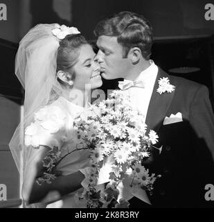 Oslo 19690830. Die Künstlerin Wenche Myhre und Torben Friis-Möller heirateten in der Grefsener Kirche. Hier sehen wir das glückliche Brautpaar nach der Hochzeit. Brautstrauß mit Klerus. Foto: NTB Archive / NTB Stockfoto