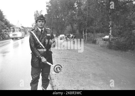 Svinesund 19780924. Große Kontrolle an der Grenze. Die Grenze zwischen Schweden und Norwegen wurde praktisch hermetisch geschlossen, als die norwegischen und schwedischen Tollvensen alle verfügbaren Truppen in Südnorwegen einsetzten. Lange Warteschlangen an Svinesund E-6. Hier Zoll Steinar Bjerke in Aktion. Foto: Bjørn Sigurdsøn NTB / NTB Stockfoto