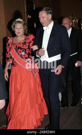 Oslo 199308: Königliche Silberhochzeit. Das norwegische Königspaar, Königin Sonja und König Harald, feiern ihre Silberhochzeit mit einem Galadiner und tanzen im Schloss. Picture: Hier vom Galadiner der Regierung auf dem Schloss Akershus: Königin Beatrix der Niederlande und Außenminister Johan Jørgen Holst. Foto: Bjørn Sigurdsøn Stockfoto