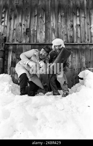 Røros März 1968 Aufnahme des Films über Pippi Langstrumpf aus den Büchern von Mastrid Lindgren. Pippi wird von Inger Nilsson gespielt. Hier sind die beiden, die die Schurken im Film spielen, die beiden deutschen Schauspieler Hans Clarin und Paul Esser. Foto: Aage Storløkken / Aktuell / NTB Stockfoto