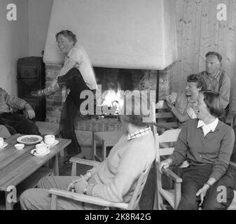 Hardangervidda 19560728 der Tourismusverband organisiert eine Reittour auf Hardangervidda für norwegische und englische Touristen, die noch nie zuvor auf einem Pferd gesessen haben. Hier Spaß in der Hütte. Foto; Aage Storløkken / Aktuell / NTB Stockfoto