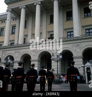 Oslo 19700517. Mai 17 in Oslo. Die Divisionsmusik begrüßt die Royals auf dem Schlossbalkon. Kronprinzessin Sonja und Kronprinz Harald sind allein auf dem Schlossbalkon. König Olav war krank und konnte nicht anwesend sein. Foto: Current / NTB Stockfoto