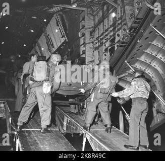 Neapel, Italien November 1956. Norwegische Polizeitruppen auf dem Weg nach Suez, um an der internationalen Polizei teilzunehmen. 5000 UN-Soldaten aus den nordischen Ländern, Kanada, Indien und Pakistan sind in Neapel versammelt. Die Soldaten mussten in Neapel warten, bis eine Einigung zwischen der UNO und Nasser über die Bedingungen für den Aufenthalt der internationalen Gardekräfte in Ägypten erzielt wurde. Hier wird die Ausrüstung an Bord des Transportflugzeugs der amerikanischen Globemaster-Truppe entladen, das 200 Soldaten aufnehmen kann. Ein Tankanhänger auf einem Jeep bekommt einen kleinen zusätzlichen Lift. Felduniformen. Foto: Sverre A. Børretzen Current / NTB Stockfoto