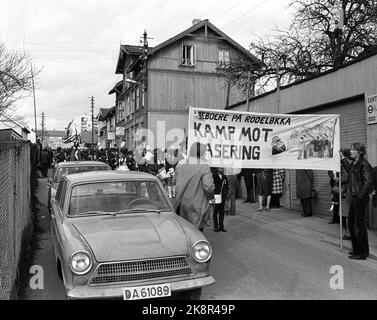 Oslo 24. April 1975. Die Bewohner von Rodeløkka in Oslo demonstrieren für die Erhaltung des Gebiets und bestärkten den Kampf für den Abriss des alten wohnungsrates. Der Demonstrationszug fuhr von Rodeløkka zum Rathaus in Oslo. Hier bewegen sich die Demonstranten auf der Langgata-Rodeløkka nach unten. Foto: NTB / NTB Stockfoto