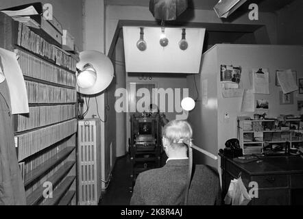 Oslo 17 November 1962 "Eine Bank wird ausgeraubt" wie funktioniert der moderne Detektiv? Wie funktioniert das Kriminalpolizeizentrum, wenn eine Bank ausgeraubt wird? Hier; Fotografie des 'Verbrechers'. Foto: Ivar Aaserud / Aktuell / NTB Stockfoto