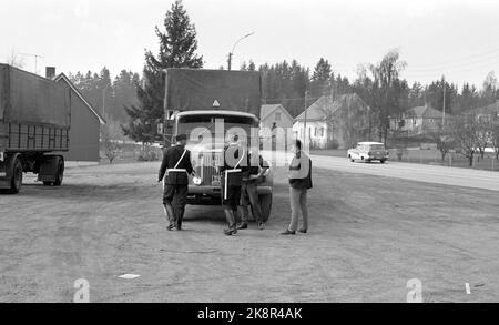 1969-05-12 "die Polizei versucht neue Straßen". Makan zur Beherrschung des Beschleunigers wurde auf den Straßen in Vestfold noch nie registriert. Aber dann war auch die großräumige Kontrolle der Polizei, die Operation Sample County genannt wurde, sowohl in der lokalen als auch in der Hauptpresse gründlich im Voraus. In der technischen Kontrolle gibt es viele Dinge zu prüfen, und es wäre aussichtslos, sich um alle Autos zu kümmern. Aber alle Autos, die von der Lärmkontrolle gestoppt werden, müssen eine technische Kontrolle durchlaufen. Die Polizei ermittelt einen LKW. Foto: Aage Storløkken / Aktuell / NTB Stockfoto