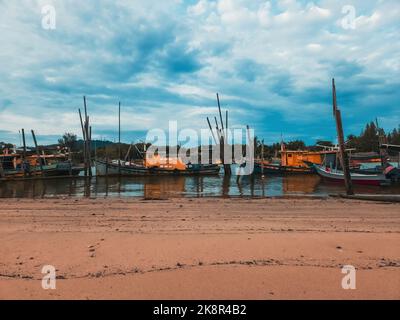 Fischerdorf bei Sonnenuntergang in Kuantan, Pahang. Stockfoto